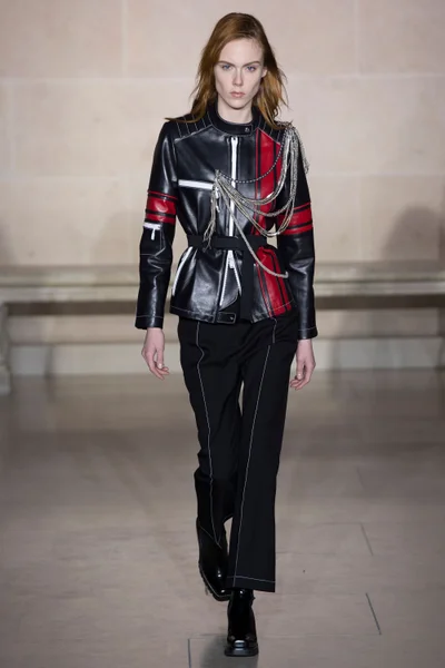 Look 16